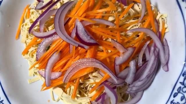 清脆|炝拌干豆腐丝,酸辣开胃清脆爽口,东北人从小吃到大的凉拌菜