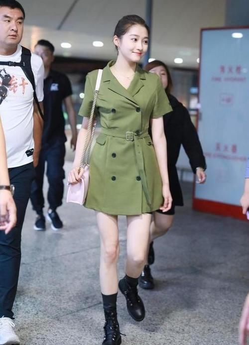  壮实|关晓彤再次证明肩宽骨架大吃大亏，《二十不惑》她身板太显壮实了