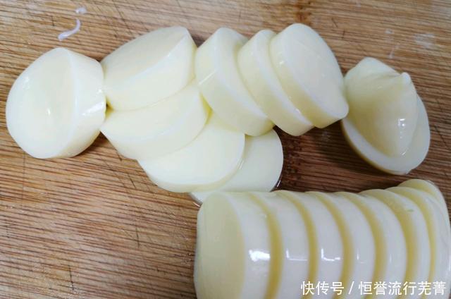 豆腐|脆脆的香芹,软糯的豆腐,不相干的两种食物,组合出不一样的美味
