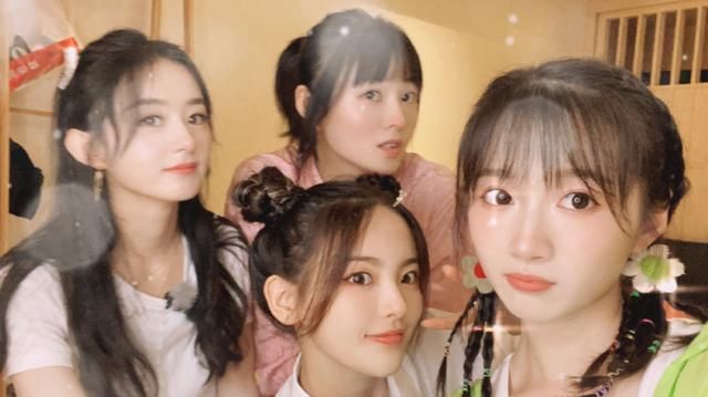  李浩菲|都以为美颜自拍更漂亮，看了李浩菲和赵丽颖的照片后，瞬间改观了