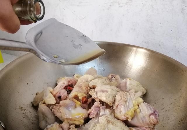  扔进|鸡块扔进砂锅焖，不放一滴水，50分钟后开盖，闻着味道就口水直流