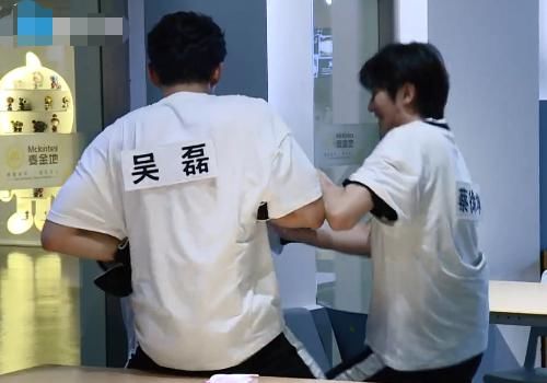  奔跑|奔跑吧：郑恺再次被新人撕掉名牌，看清是谁后，这届后浪有点厉害