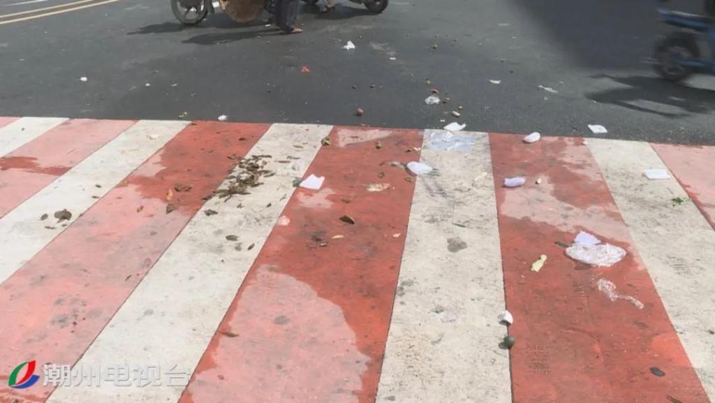 路段|潮州福安路段道路中间停放着近10辆私家车，把路面当成了自己的停车场