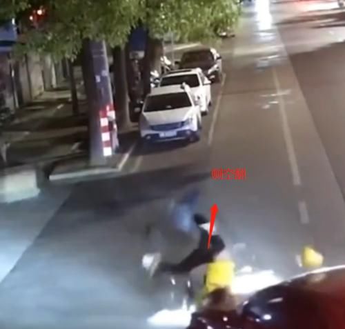 外卖|外卖小哥被女司机撞到,一个“侧空翻”下了车,网友:练过武术吧