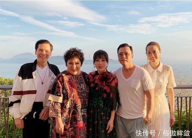 选择|香泰又换了发型,她穿着一条小卷曲的花裙子,但身材不好