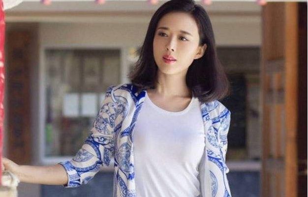 颜丹晨|有种“毁容”叫15年后的嫦娥，杂志照改变风格让人认不出