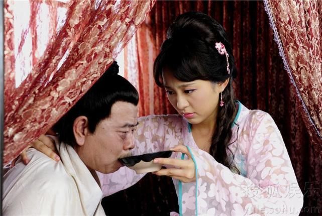 视频|父亲抱摔幼儿固然是罪无可赦,拍摄视频的母亲又该当何罪