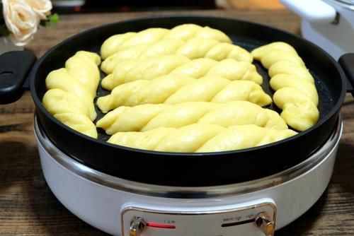  玉米面卷子|玉米面做面食不用蒸，松软细腻底部焦脆，比蒸的香，全家都爱吃