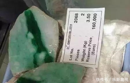  翡翠|缅商要价300万的翡翠原石，一刀切开高兴地跳起来！
