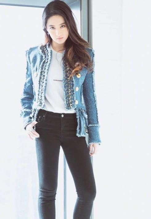  颜色|刘亦菲：粉色上衣搭配绿色外套，神仙姐姐尽显迷人气质