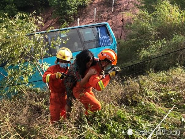  山沟|大巴车被追尾侧翻进山沟，11人被困