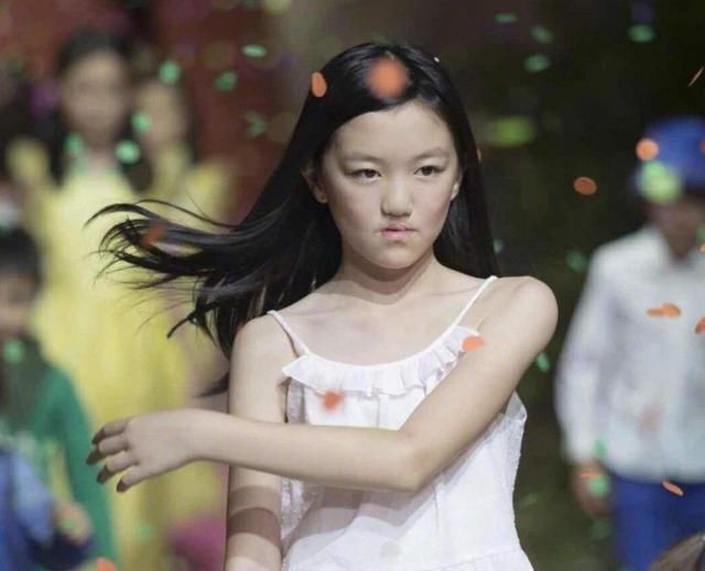  样子|王菲陪女儿李嫣做头发，李嫣黄发显眼，一年轻男子与二人动作亲密