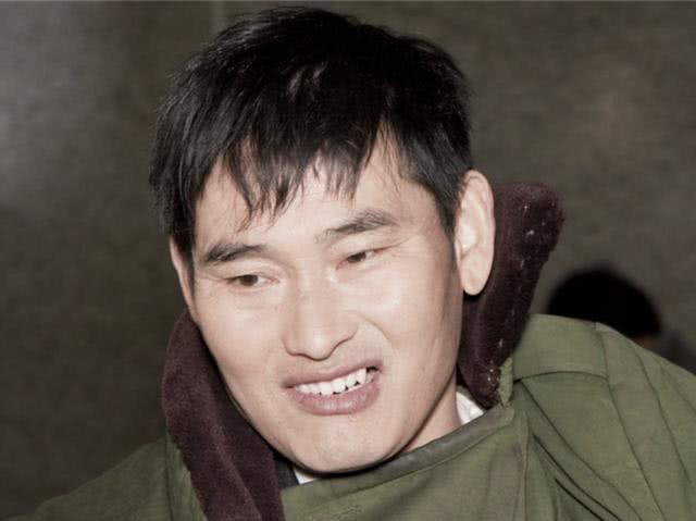  草根|草根明星大衣哥频上热搜，人红是非多，如今更是惨遭踹门！