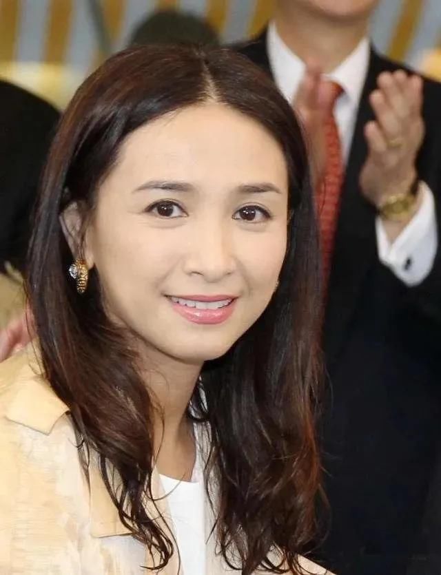  老公|她嫁百亿老公住8层豪宅，生了3个娃样子竟能保持30年不变