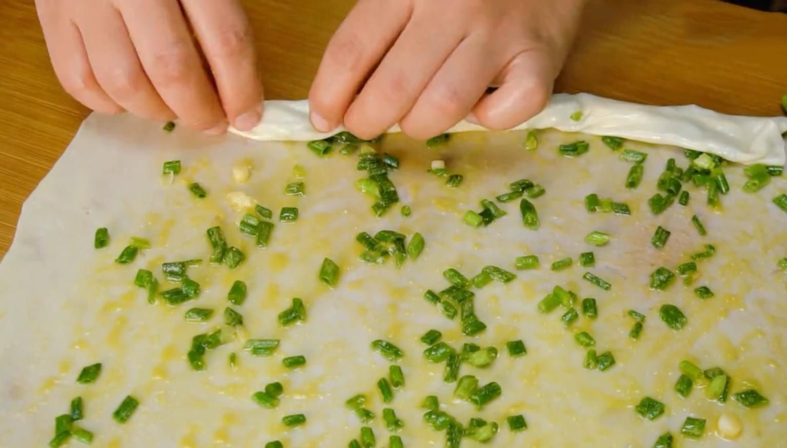 美食|经典美食“葱花饼”,葱香四溢,酥脆可口,好吃到停不下来