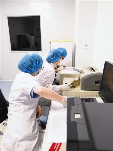  医护人员|医护人员在大连各采样点展开拉网式核酸检测