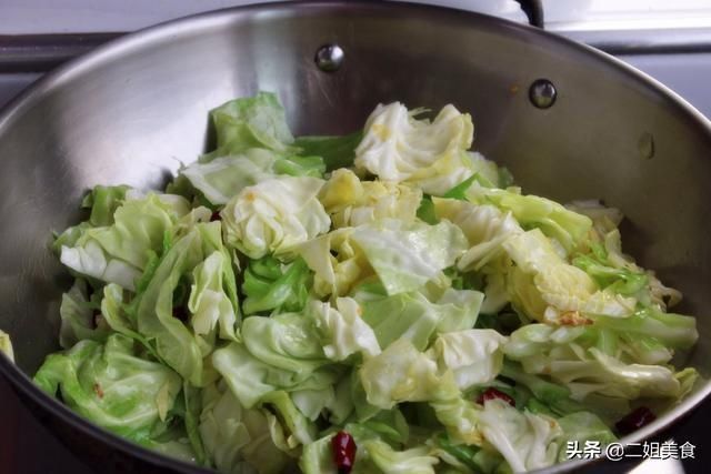 做出来的手撕包菜|做手撕包菜，可不是光炒包菜那么简单，教您一招，包菜脆嫩爽口