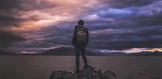  别人|别让自己活得比别人低几等