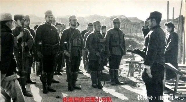  场景|罕见老照片！还原化妆后的日军士兵欺骗我军守桥士兵的场景