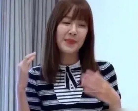  刘海|张子萱的脸崩了？脸越来越长靠刘海掩盖，法令纹太深显老20岁