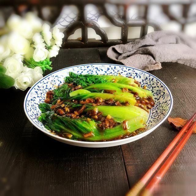 翠绿|生菜这么做翠绿爽脆，苦味减少鲜香加倍，十分钟上桌，一盘不够分