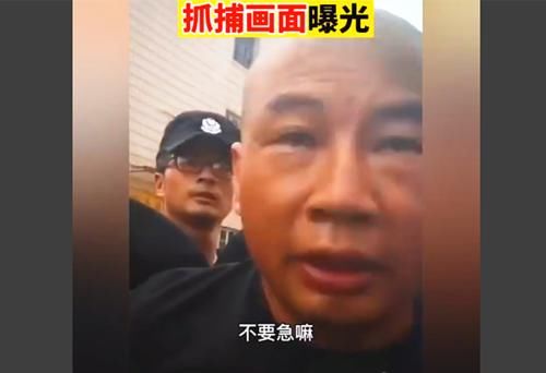  铁锤|直击抓捕悍匪曾春亮现场，带尖刀铁锤闯卡，嫌犯哥哥：他有怪病，很喜欢打人