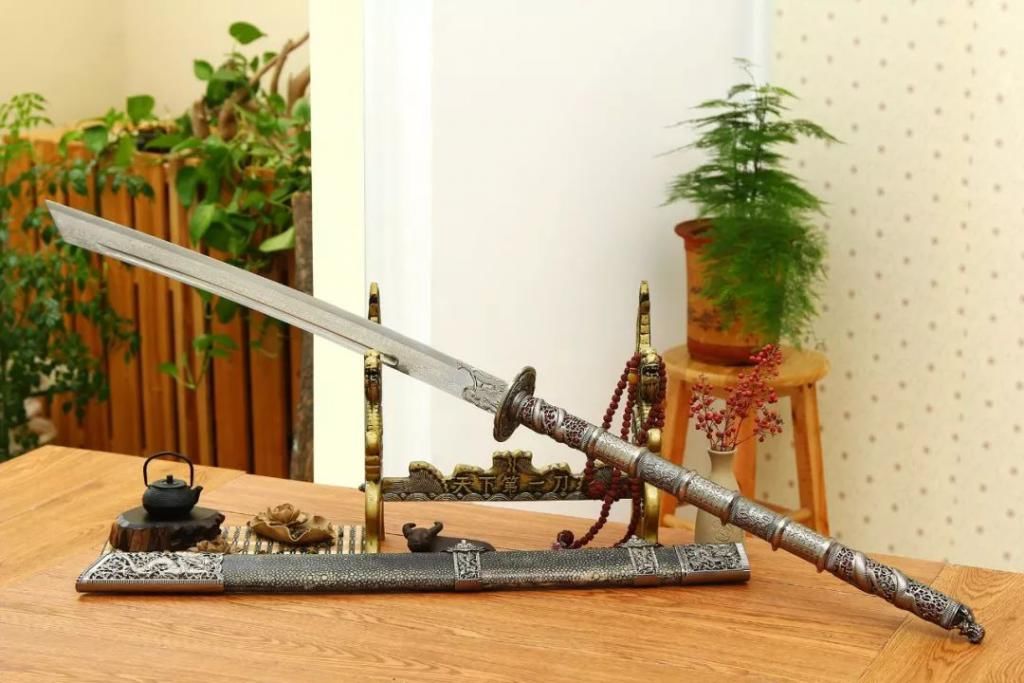 战场|从古代的战场利刃,到现在的杀伐利器,传统刀剑和现代短刀,你更喜欢哪种?