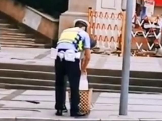 马路|大爷过马路被交警揪着走，背后故事意外暖心，网友：点赞