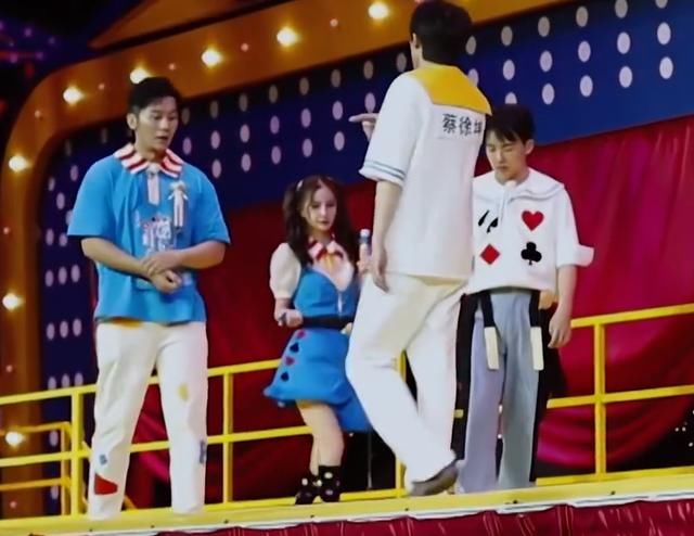  迎来|奔跑吧8下期迎来吴谨言，预告一闪而过她身影，生图显现真实腿型