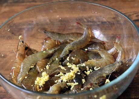  紧致|做水煮虾，冷水下锅还是开水下锅?做对了，虾肉鲜嫩紧致有弹性