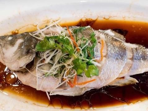  做法|清蒸鱼，放盐还是放生抽？都不对，教你正确做法，鱼肉鲜嫩还不腥