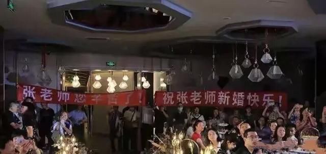 老师|班主任婚礼撞上中考，全班考完跨越半城送祝福，老师全程泪崩