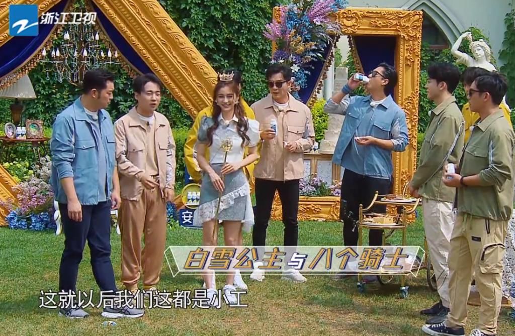  成员|郑恺塞baby嘴里的薯片，她又拿了出来，有人看清薯片被丢哪了吗？