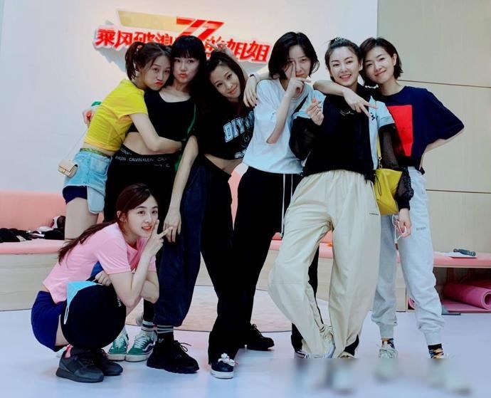  服装|《乘风破浪》二公服装太丑了，姐姐们是怎么同意穿上这些衣服的？