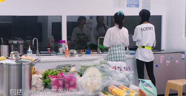  秦海璐|李浩菲笑黄晓明狼狈，赵丽颖暴露性格问题？该像秦海璐一样强硬