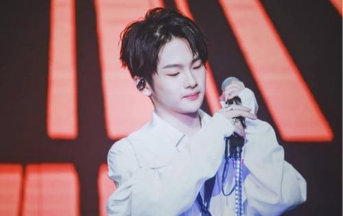  资格|周震南DISS说唱圈怪像，遭艾福杰尼回怼，网友坦言“他没资格”