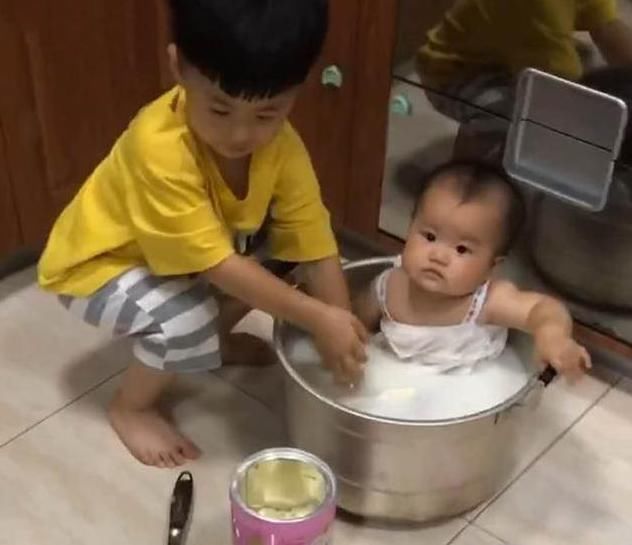 疼痛|哥哥把弟弟给“炖汤”，宝妈看到之后，连呼吸都感到疼痛