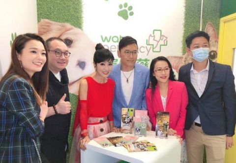  搭配|62岁苗侨伟帅气不减，白T恤+蓝西装精神抖擞，衬的65岁米雪真娇嫩