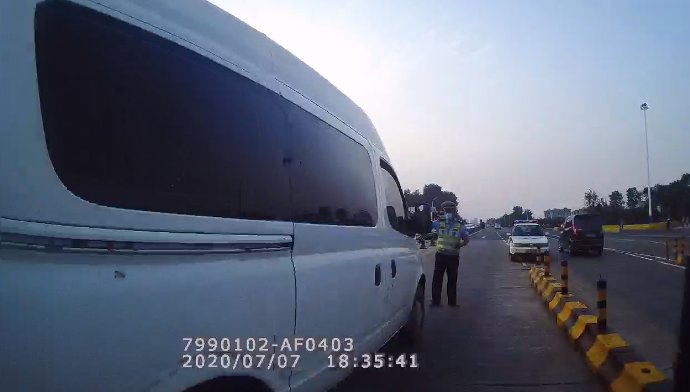  布满|车身布满广告影响安全驾驶，这样做小心被罚......