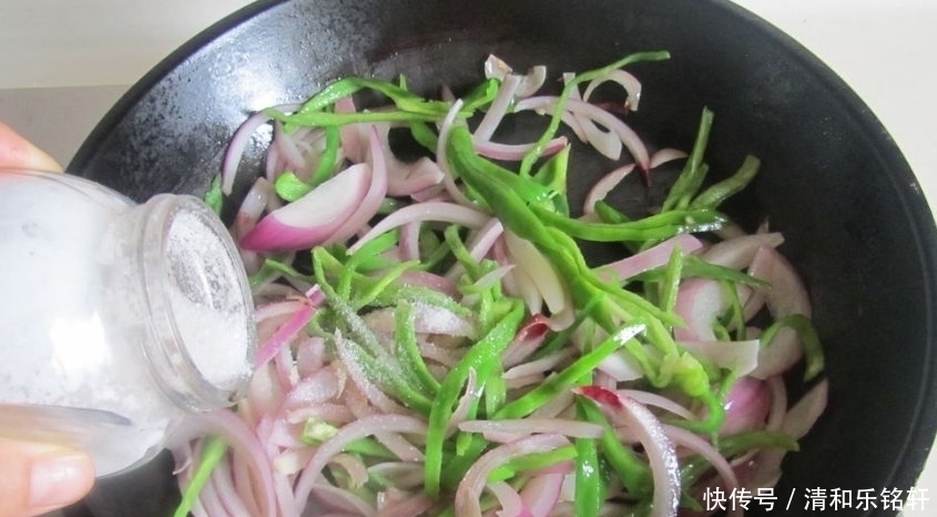  通畅|炒洋葱时加“一物”，百吃不腻，美味下饭，软化血管，血管通畅了
