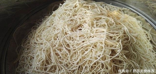 把面条|做豆角焖面,先煮面还是直接焖?其实都不如用这招,不粘还入味
