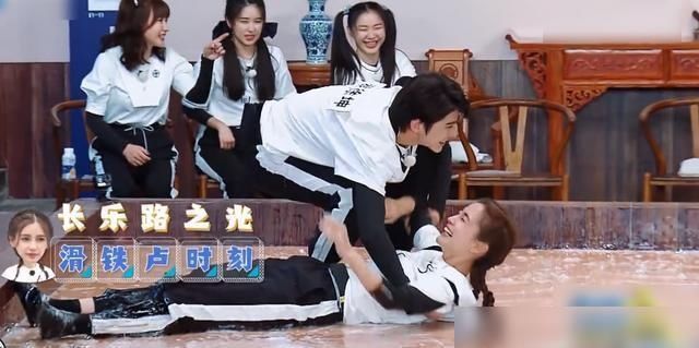  一望而知|baby在追逐中滑倒，看清蔡徐坤的下意识反应，真实素养一望而知