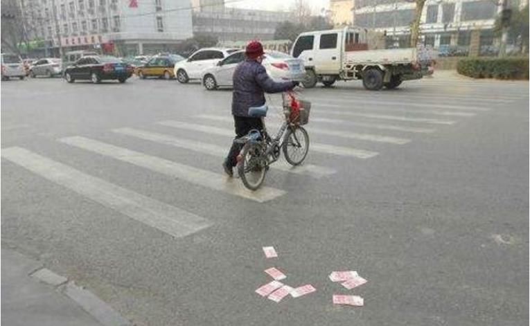 骗子|掉在地上的百元大钞千万不要乱捡，小心有诈，骗术真的是五花八门！