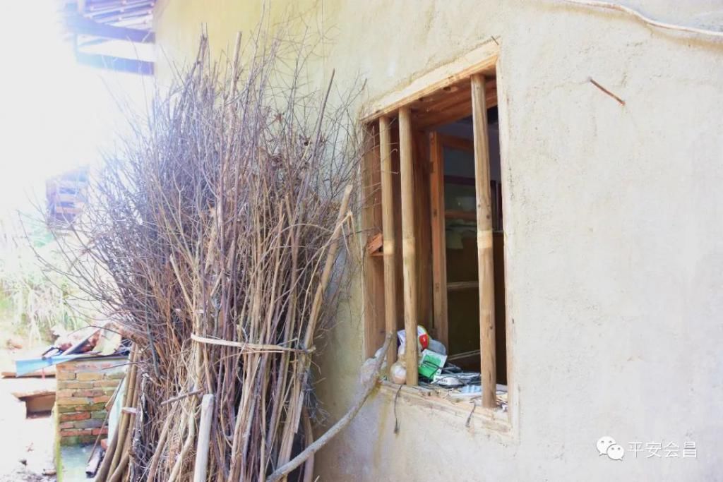 下跪|会昌一小偷面对两位六旬老人下跪求饶，该不该原谅？