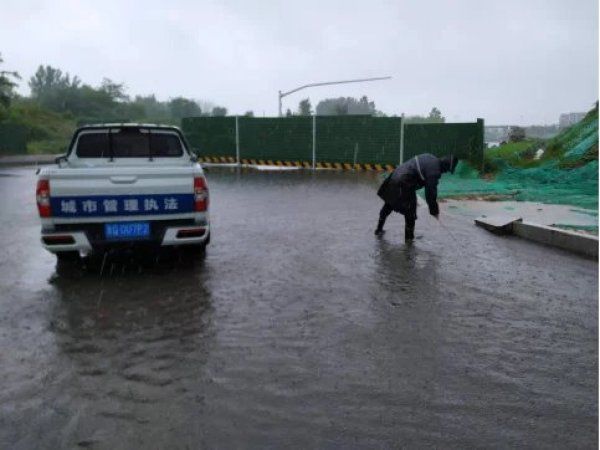 北城|疏通积水、清理倒伏树木……临沂北城城管全力迎战强降雨