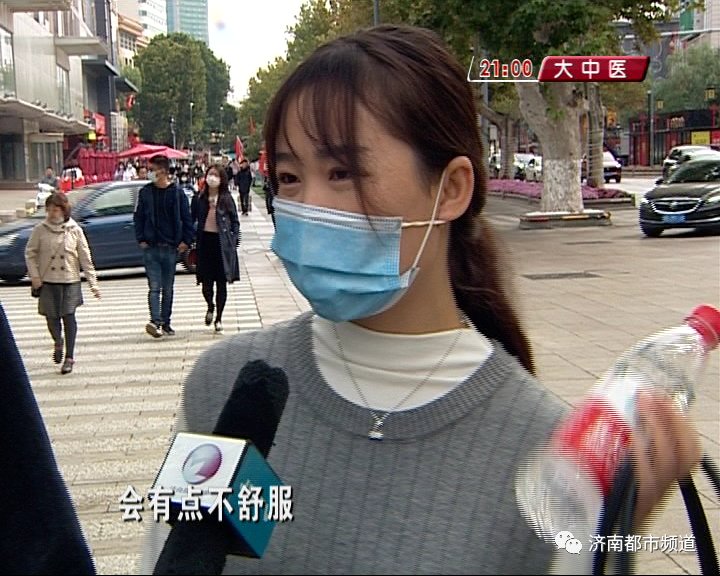 中英文|济南街头，年轻姑娘用中英文双语乞讨…