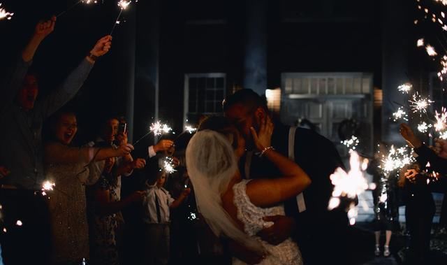 年终奖|“既然你发了年终奖，那彩礼就多加10万，我弟要买车”“行”