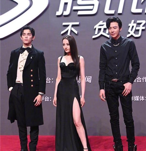  阿姨|本来以为三十而已在模仿阿姨拍照，结果是在时髦地模仿blackpink