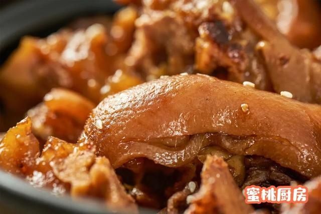 这一|入秋就爱这一锅话梅猪手,简单煮煮就搞定!吃一口胶原蛋白满满!