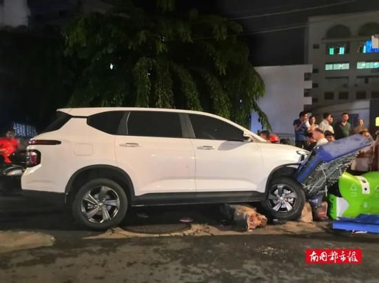 女子|海南一轿车撞伤多人 一女子被卡车底路人齐力抬车